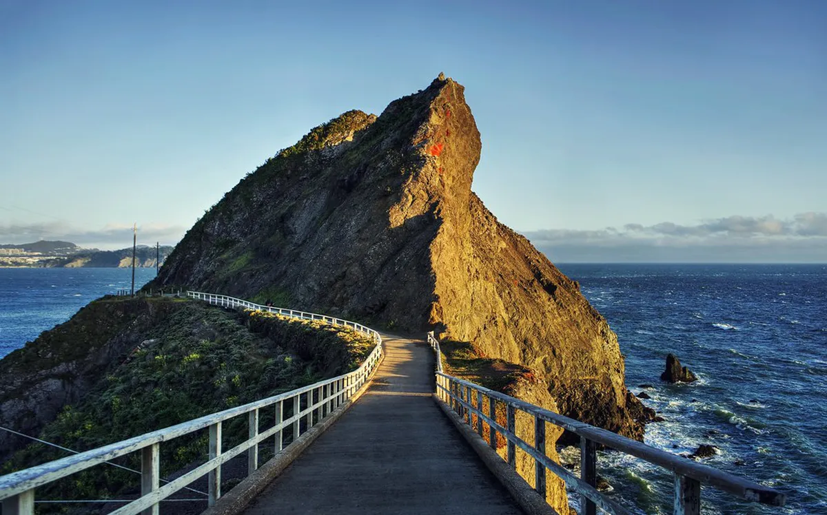 How to Hike the Moon Gate Trail: A 1-Day Guide